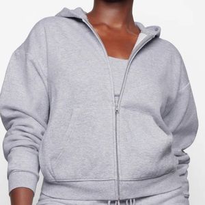 Skims “Cotton Fleece Zip Up Hoodie & Cotton Fleece Jogger” set in Heather Grey!